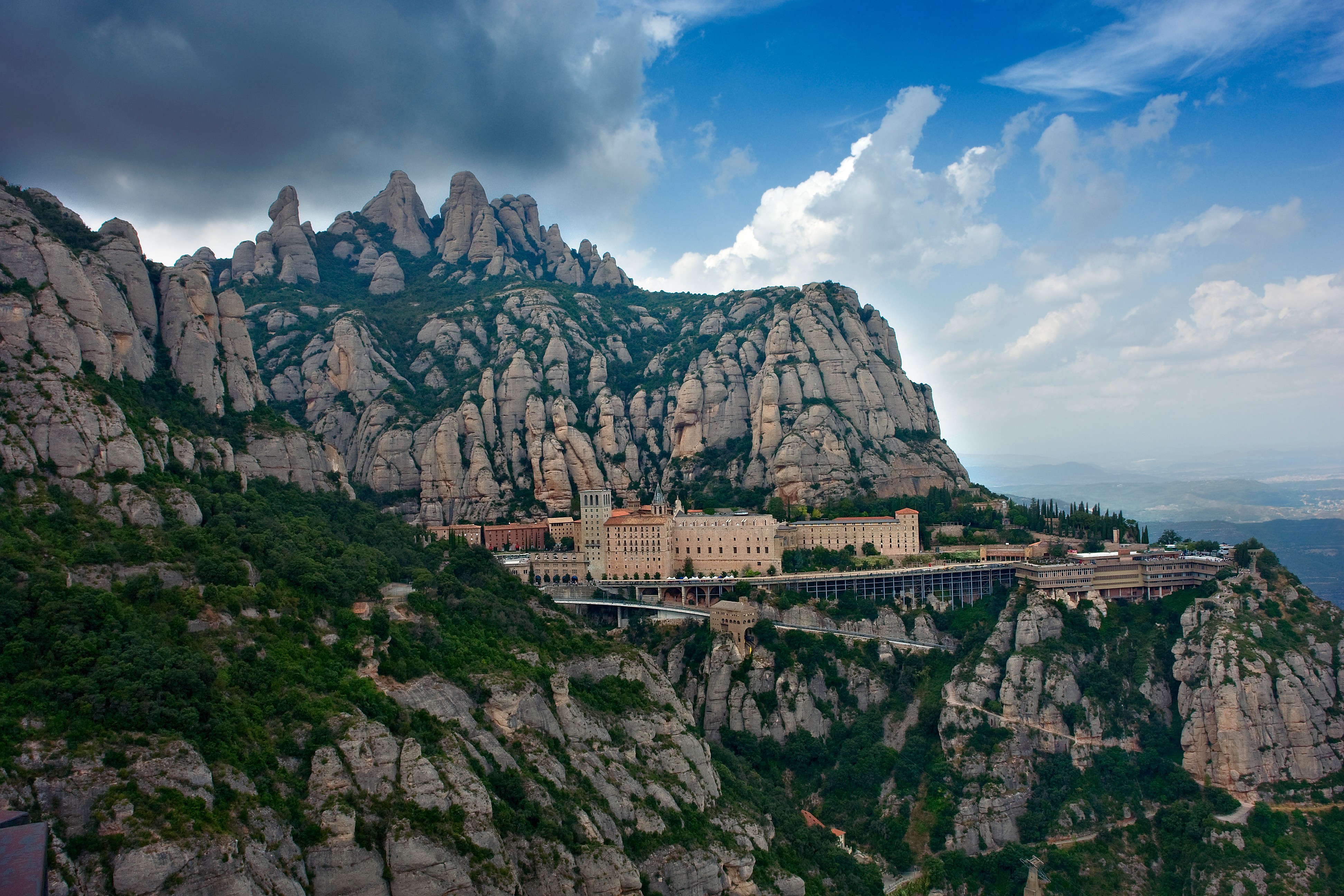 L'any 1025, l'abat Oliba, bisbe de Vic i abat de Ripoll, va fundar el monestir de Santa Maria de Montserrat