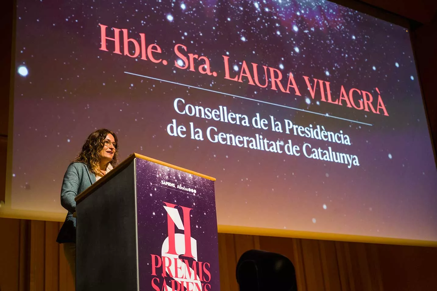 Laura Vilagrà, consellera de Presidència, dedica unes paraules a Borja de Riquer i a la resta de premiats en la gala dels II Premis SÀPIENS