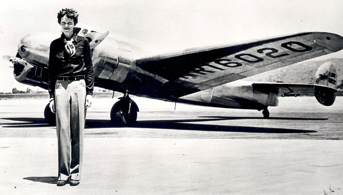 Amelia Earhart davant de l'avió 'Lockheed Electra', a bord del qual va desaparèixer el juliol del 1937 enmig de l'oceà Pacífic