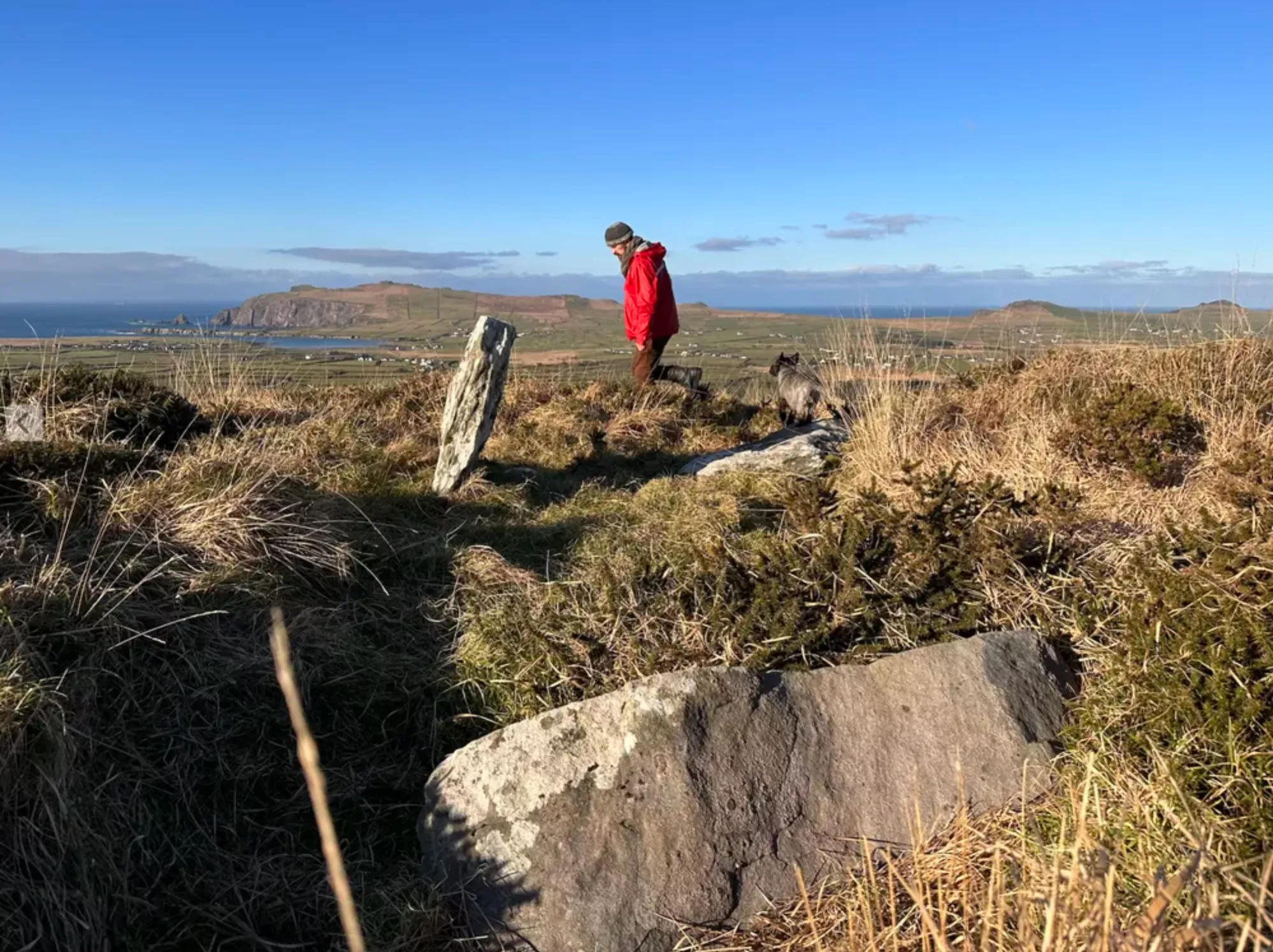 L'arqueòleg Billy Mag Fhloinn al punt on s'aixequen les restes de l''Altóir na Gréine' o 'Altar del Sol'