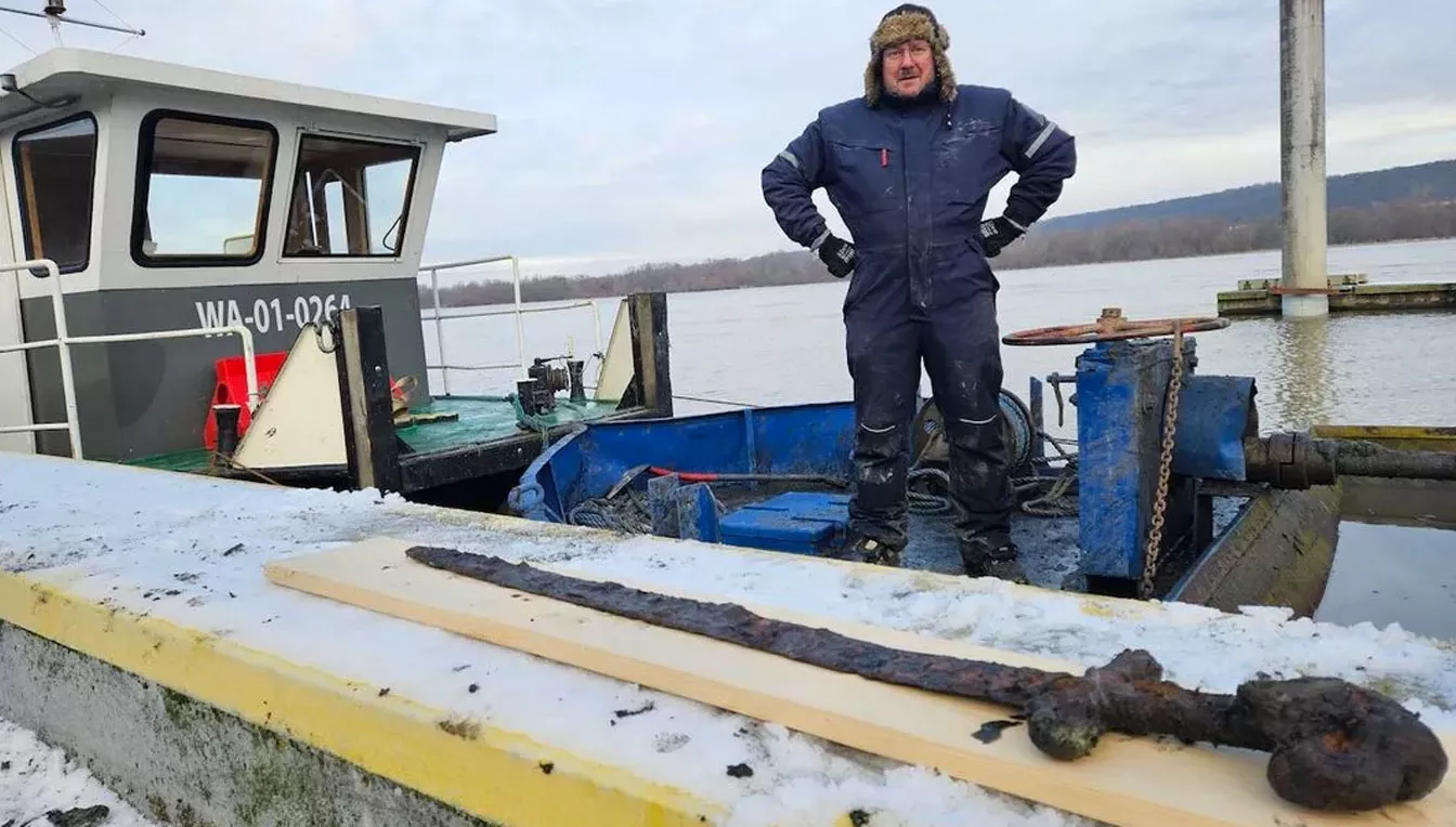 Sławomir Mularski va localitzar l'espasa al fons del riu Vístula, a Polònia