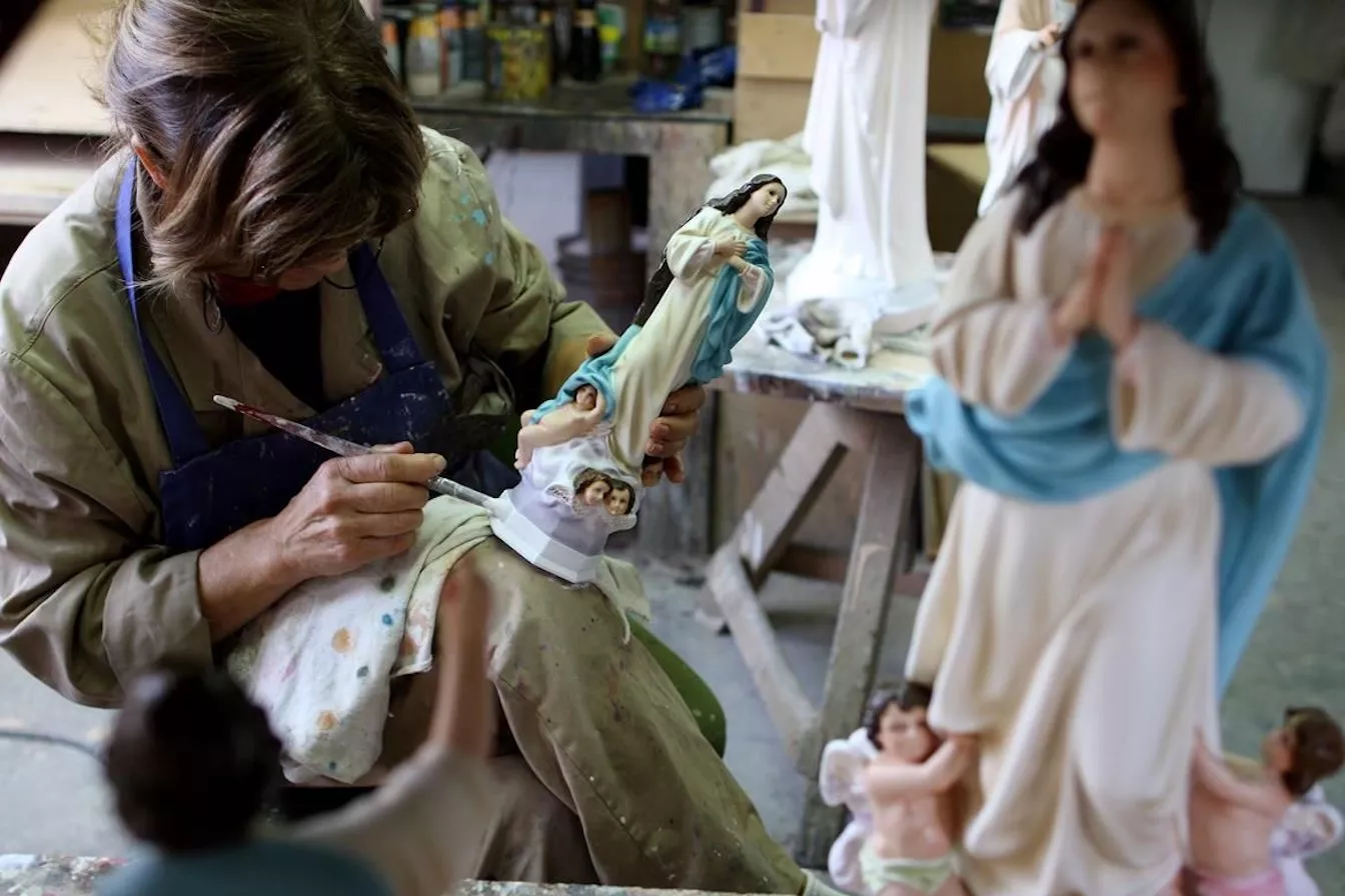 El procés de fabricació dels Sants d'Olot al taller El Arte Cristiano