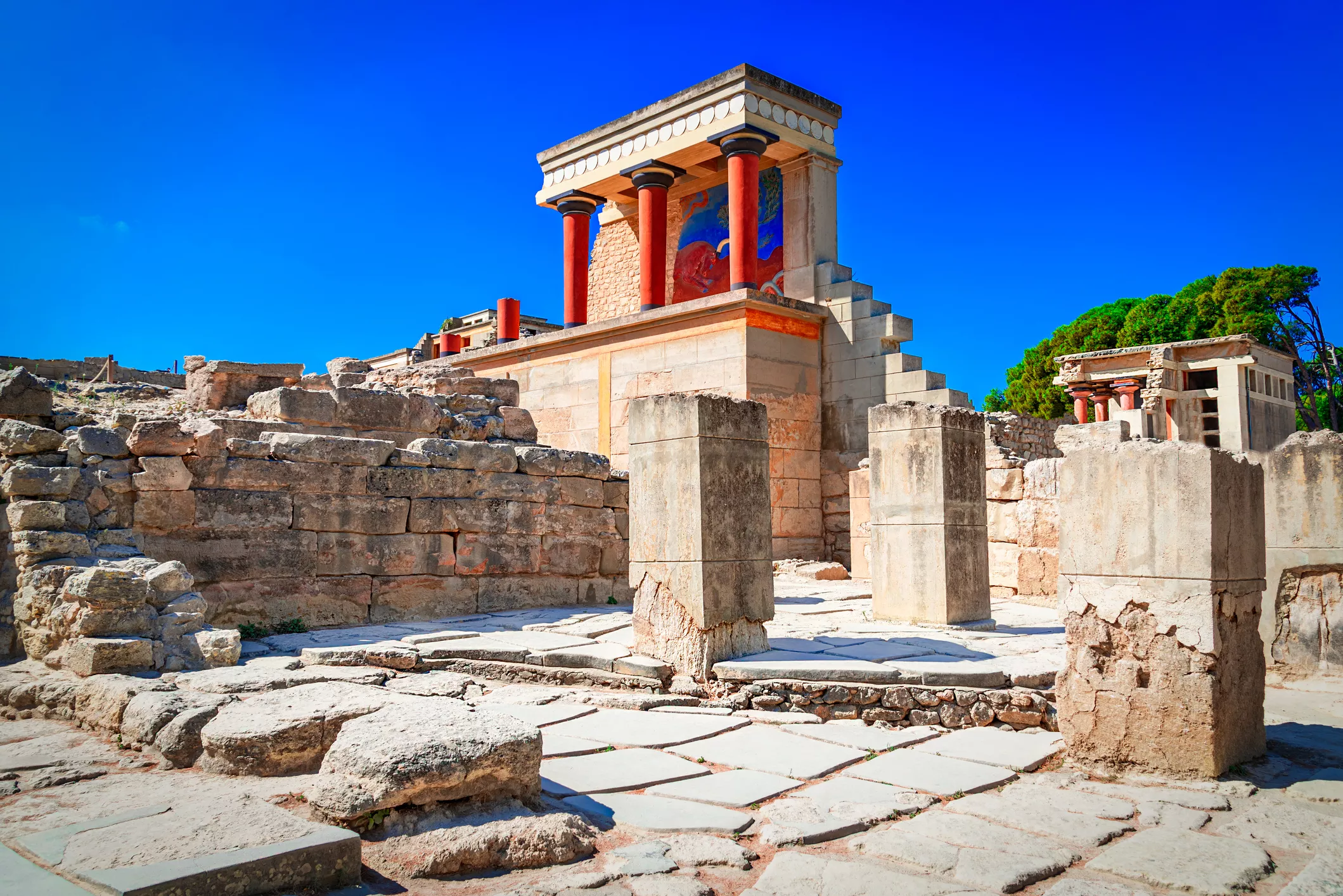 L’any 1600 aC una erupció volcànica va destruir els cinc palaus que hi havia a Creta. Quan se’n van refer, es va decidir unificar-los en un de sol, el palau de Cnossos