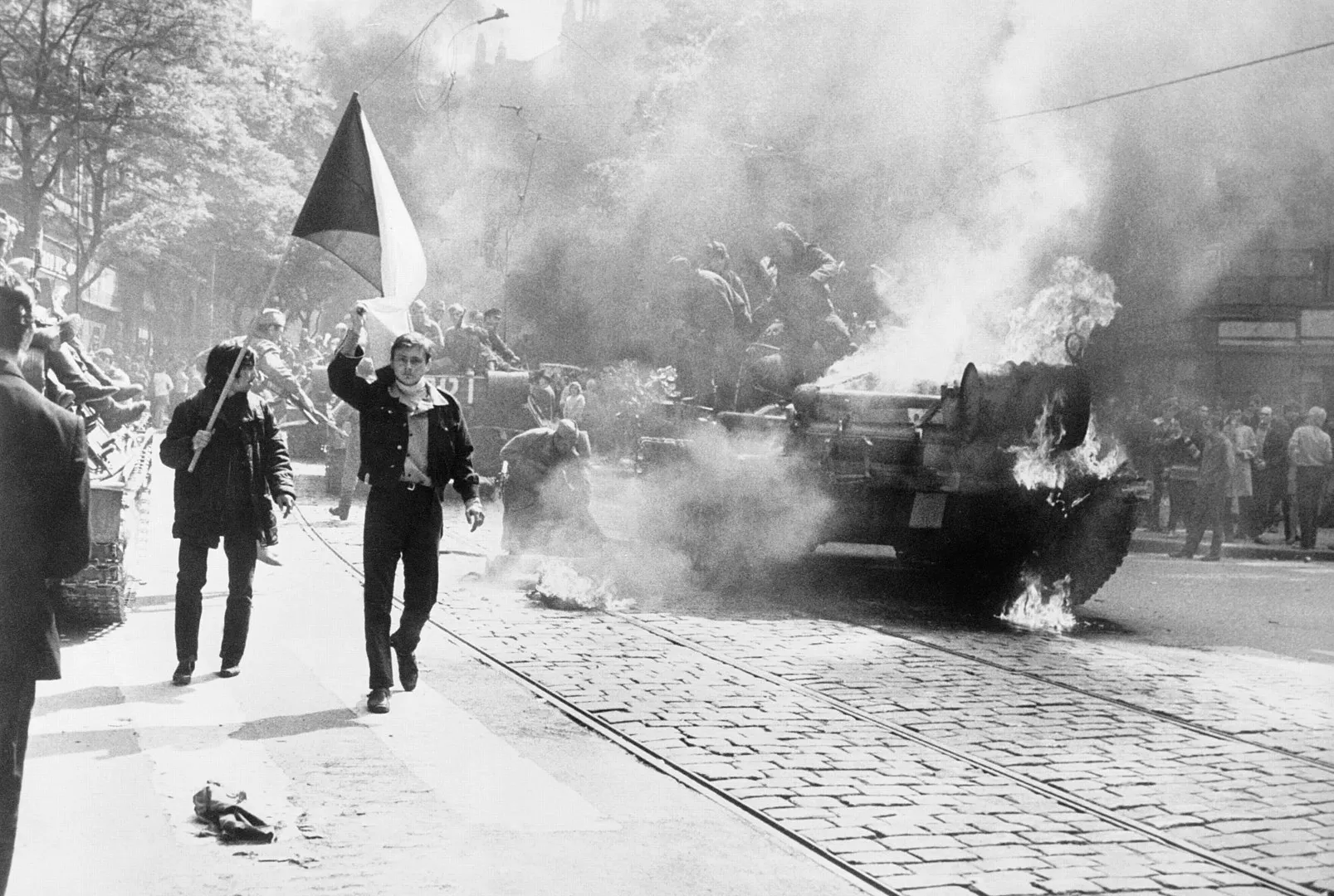 El 20 d'agost del 1968, 7.000 tancs envaïren Txecoslovàquia i ocuparen els carrers de Praga, plens de turistes