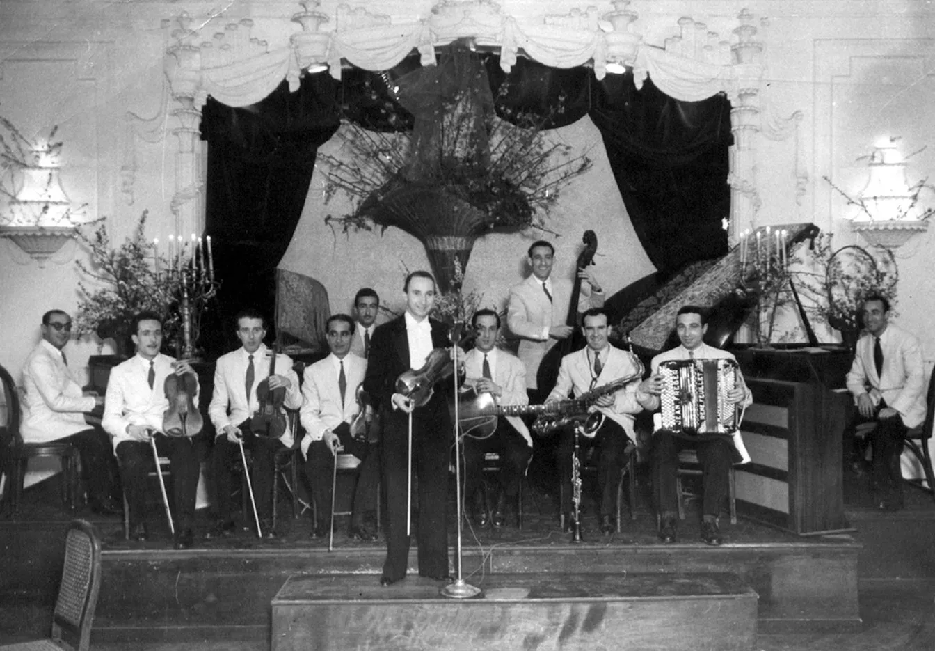 L'orquestra de Bernard Hilda a la Parrilla del Ritz. A més dels músics catalans, la integraven els cinc músics francesos que van creuar la frontera amb ell