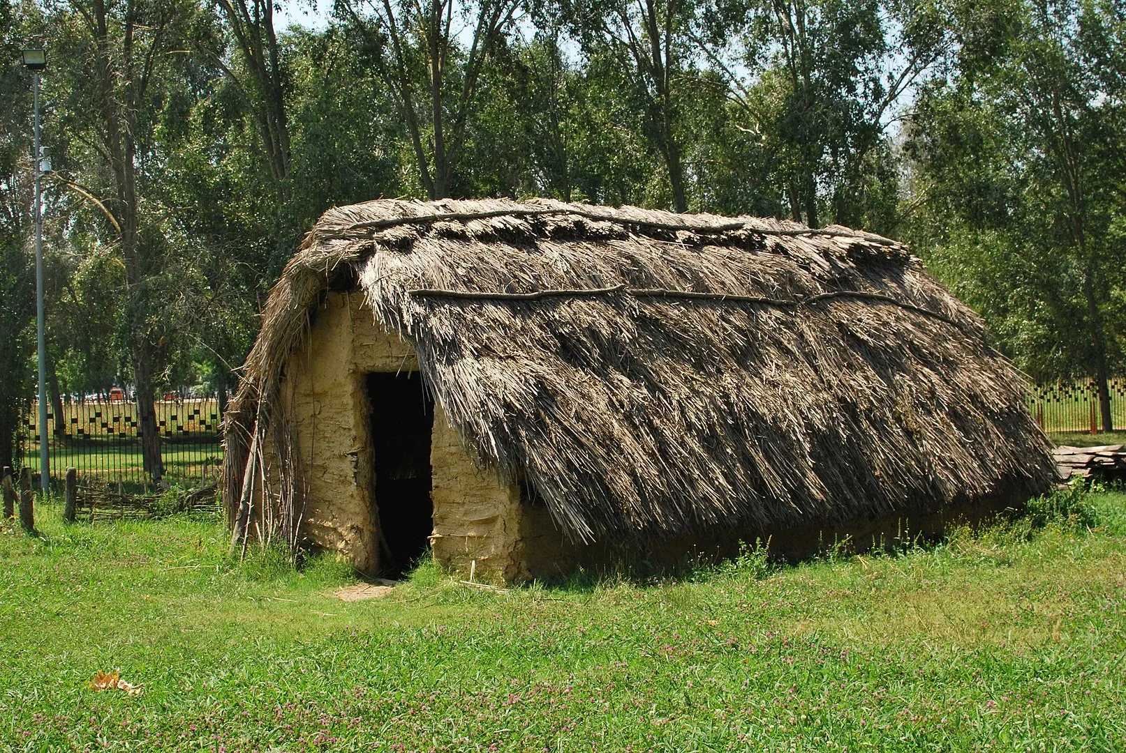 Una de les cabanes del jaciment de la Draga, a Banyoles, reconstruïdes mitjançant mètodes d'arqueologia experimental