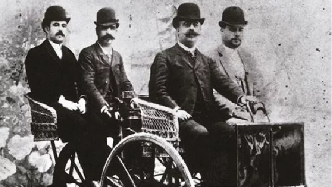 Francesc Bonet fotografiat al seu tricicle amb els seus acompanyants l'any 1890