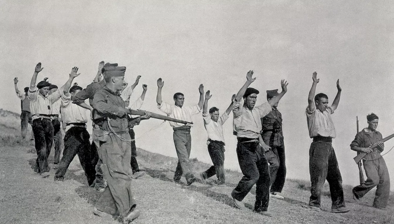 Detencions de civils durant l'ofensiva franquista. Aquesta escena es va repetir amb freqüència a la comarca del Pallars Sobirà