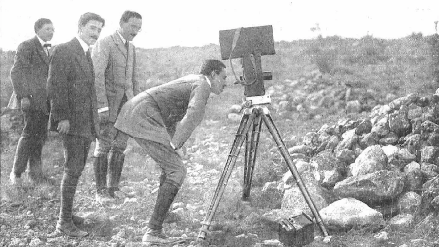 Alfons XIII mirant a través d'una càmera de cinema