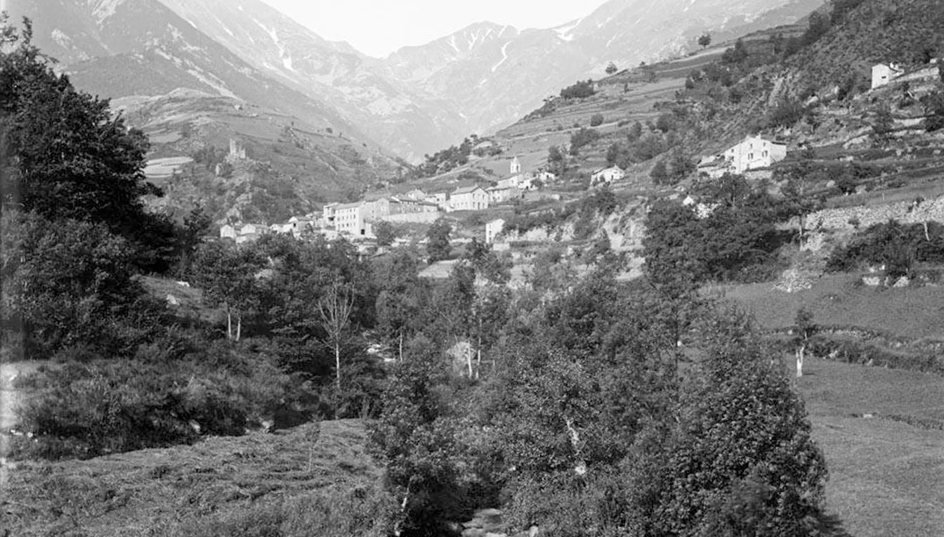 El poble de Vallmanya fotografiat per Juli Soler i Santaló