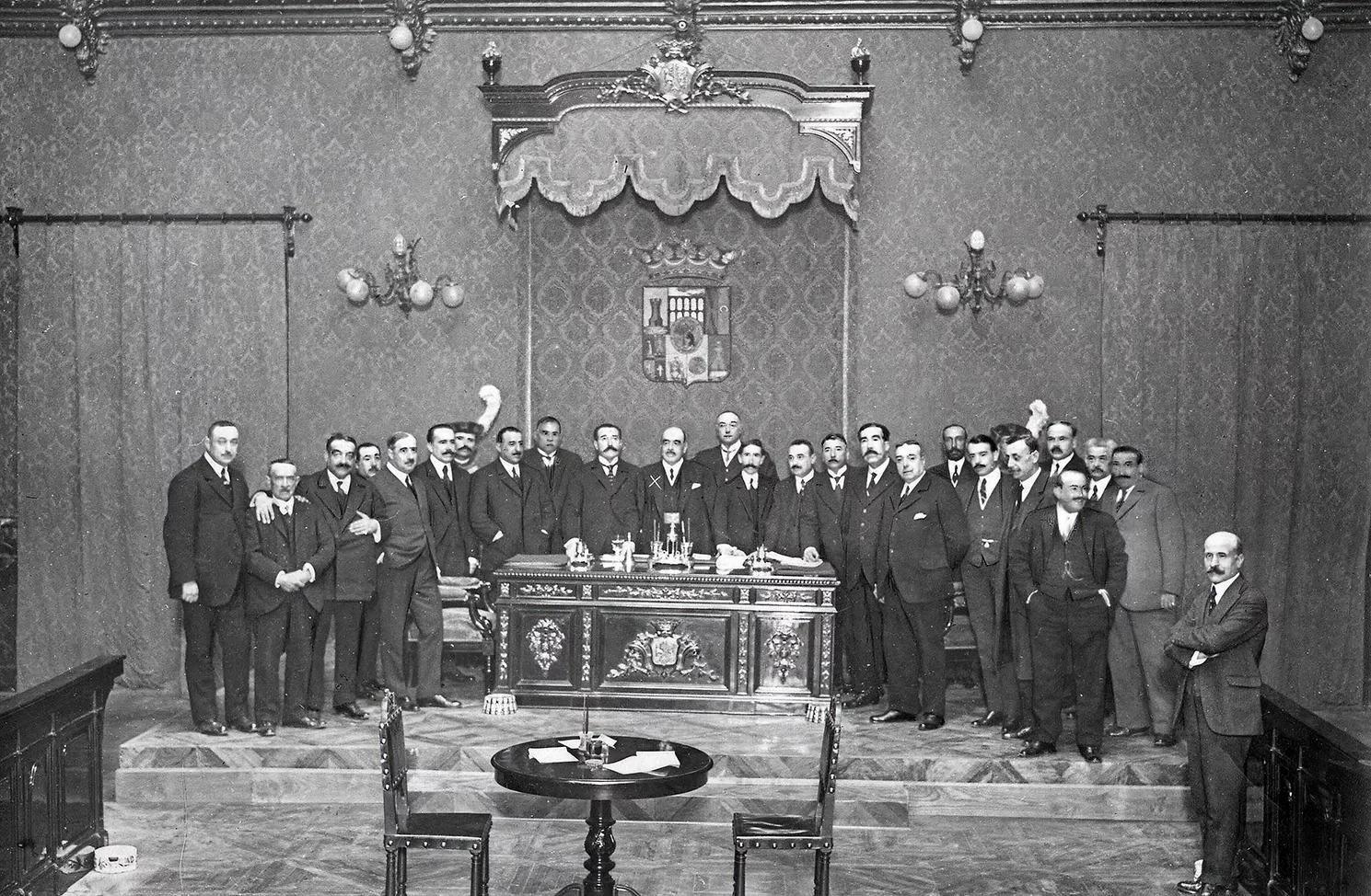 Luis López Ballesteros, al centre de la taula, presideix la sessió al Consell Provincial de Madrid, l’any 1918
