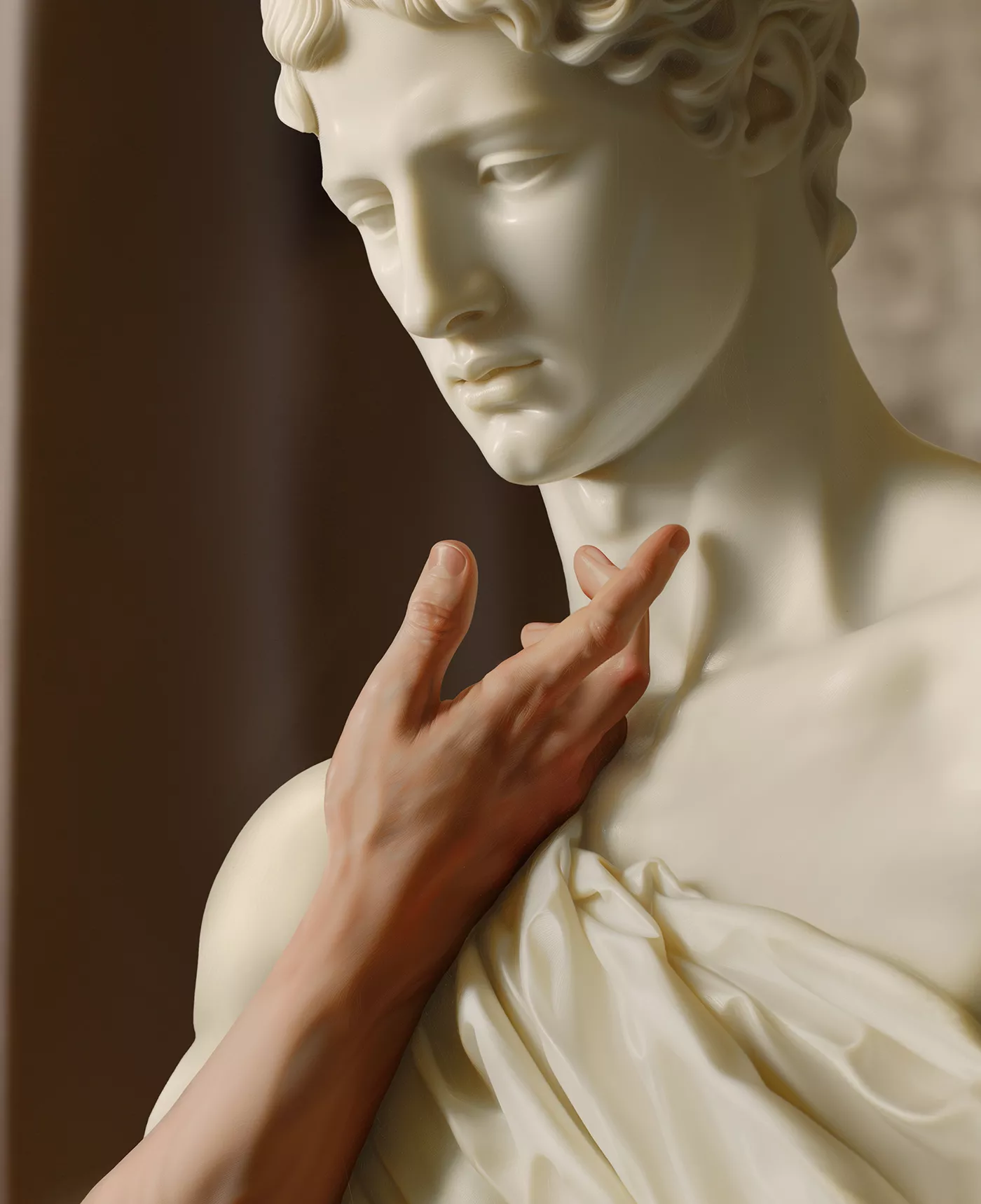 Amb una mà masculina acariciant delicadament una escultura clàssica representem l’evolució i la presència de l’homosexualitat al llarg de la història
