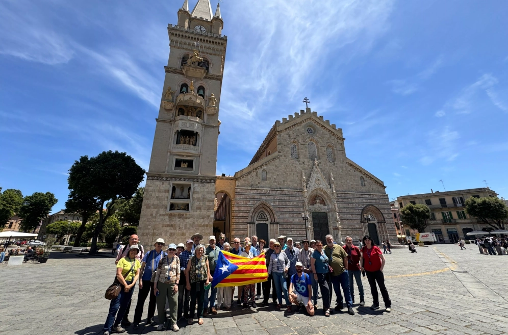 El grup davant de la catedral de Messina