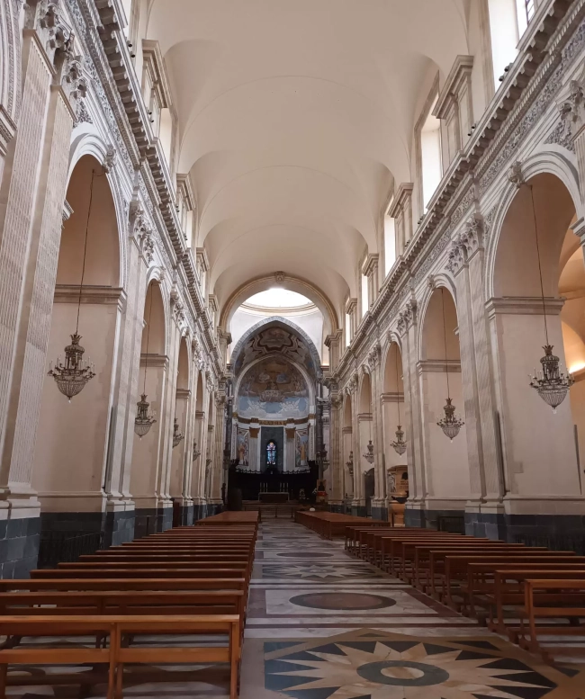 L'interior de la catedral de Santa Agueda