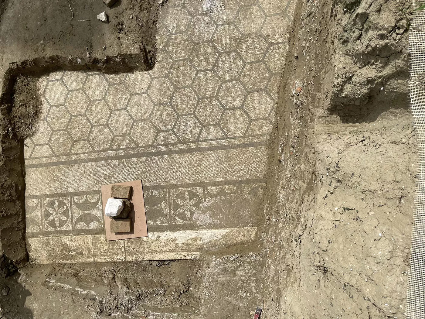 Piscina localitzada a Albània amb restes de mosaics