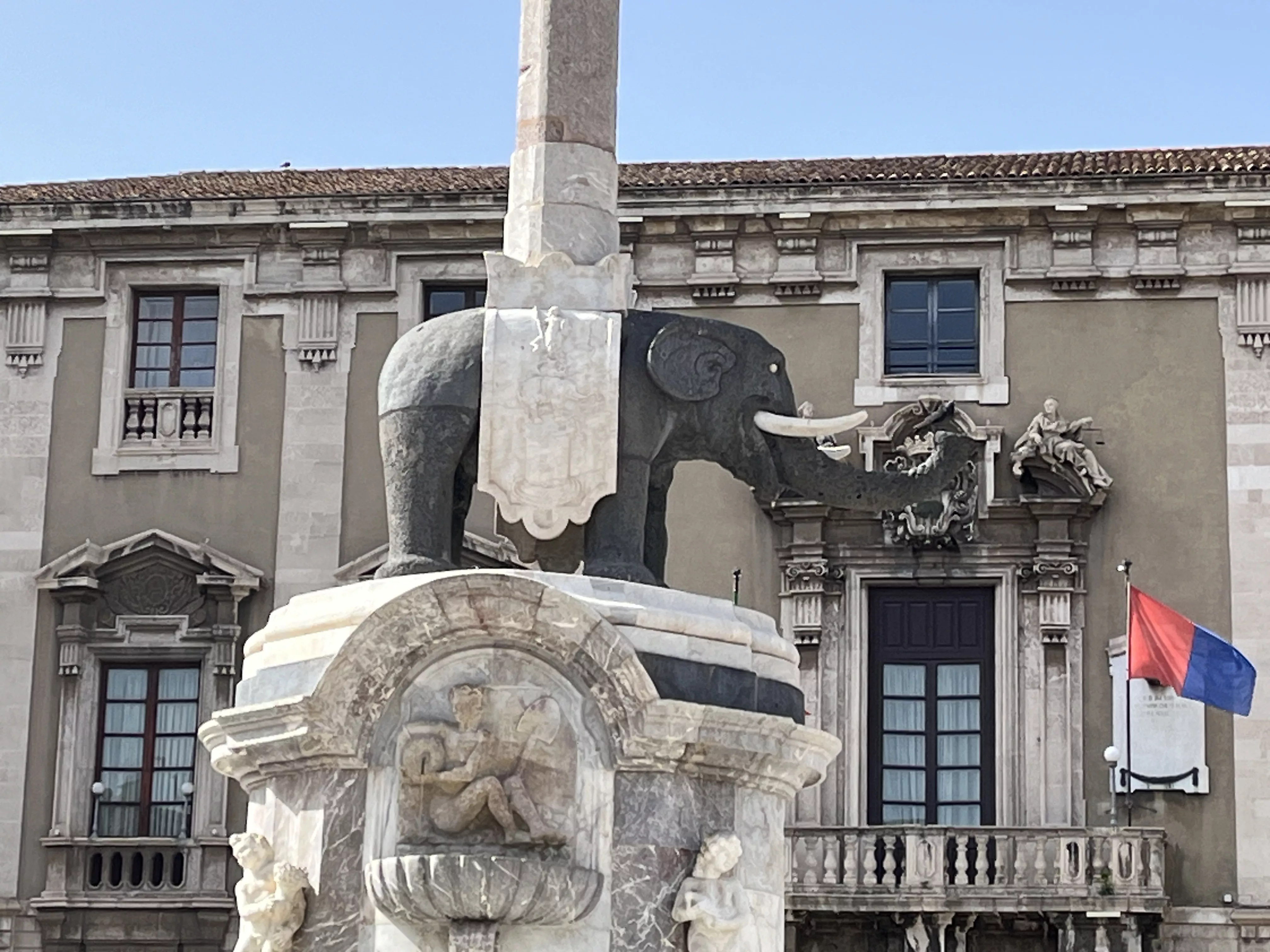 L'elefant de basalt de la font de mateix nom