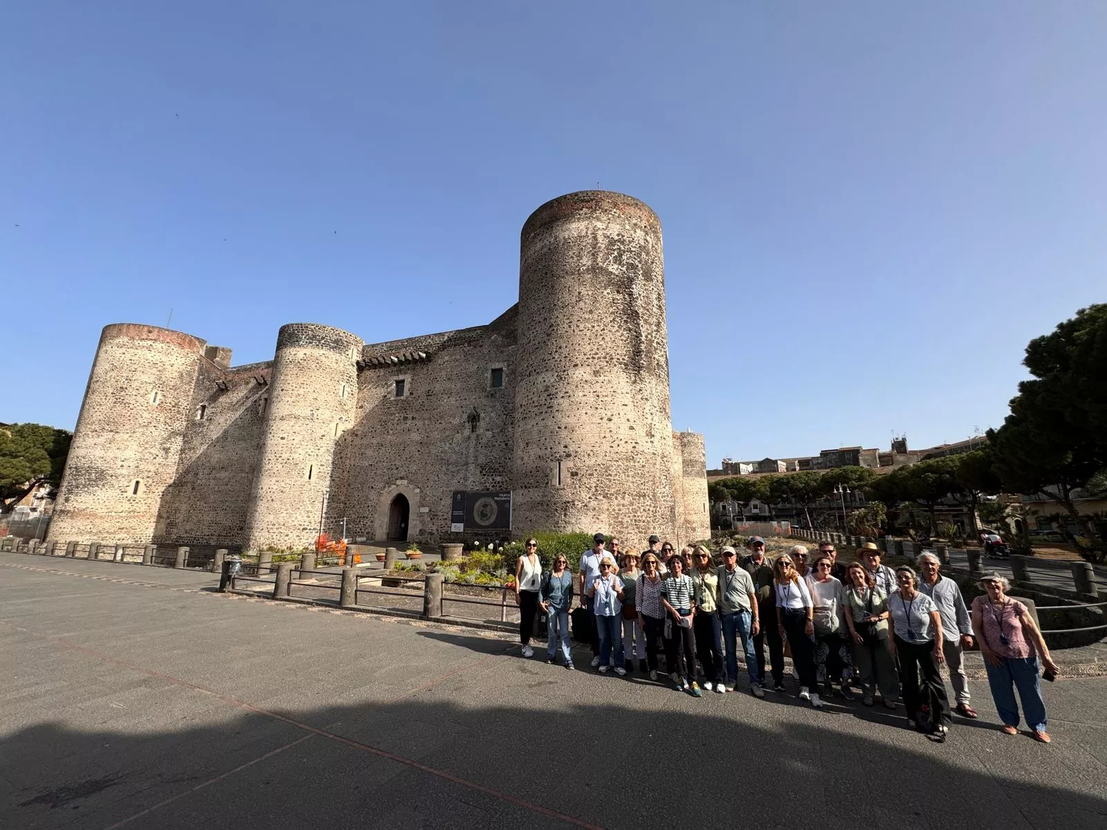 El grup a les portes del castell d'Ursino