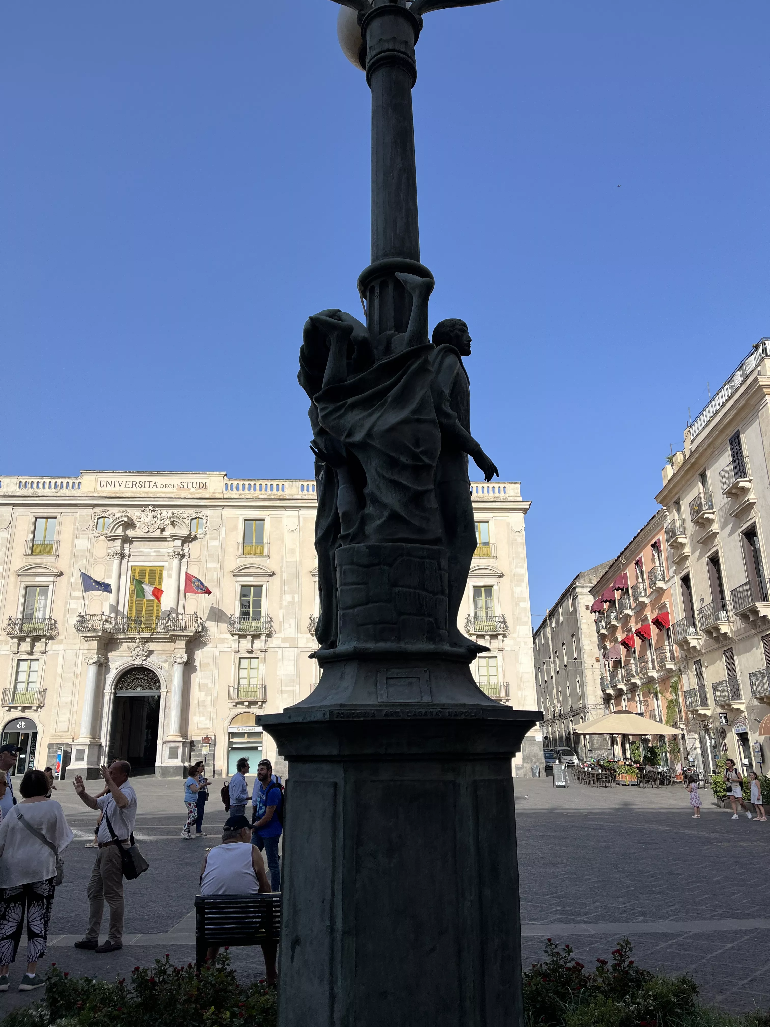 Escultura que al·ludeix a les Vespres Sicilianes, situada a la plaça de la Universitat