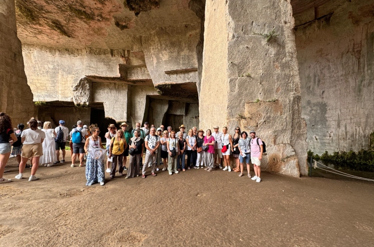 El grup, a una cova de la pedrera del Parc Arqueològic de Neàpolis