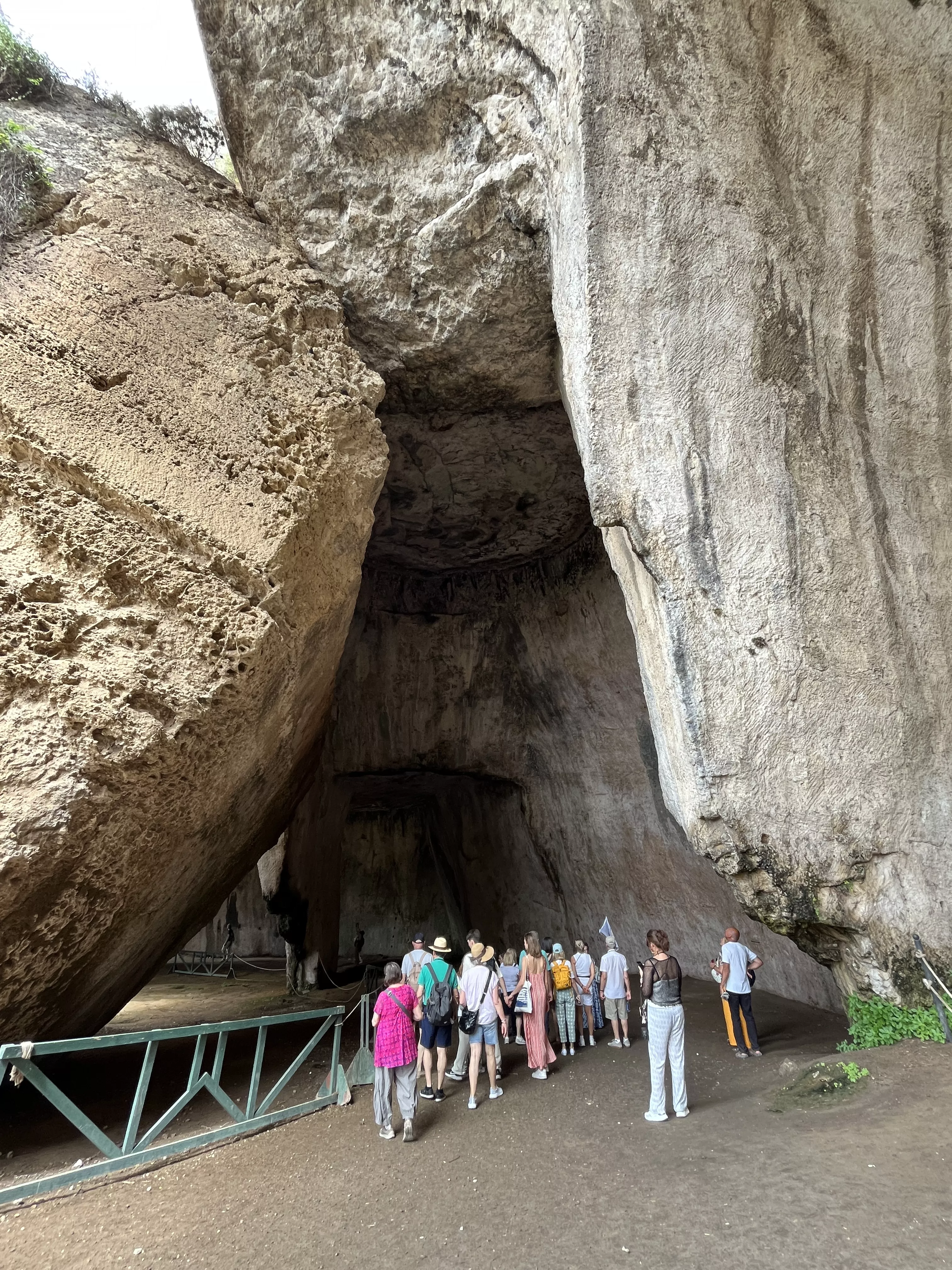 L'entrada a les coves de la pedrera del Parc Arqueològic de Neàpolis