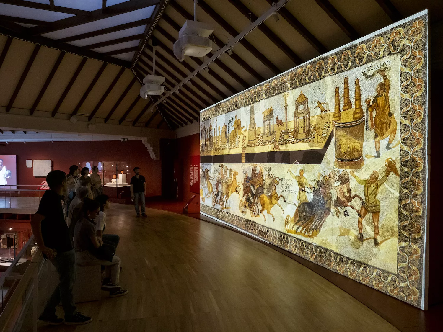 La mostra combina l’exposició de peces úniques amb històries de romans que reflexionen sobre aspectes de la seva societat
