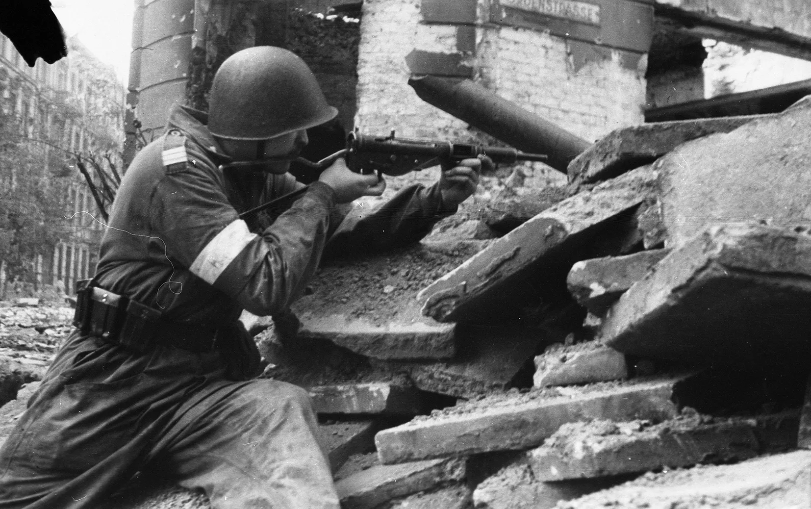 Varsòvia va ser bombardejada durant dies. Les runes de les cases es feien servir per construir barricades