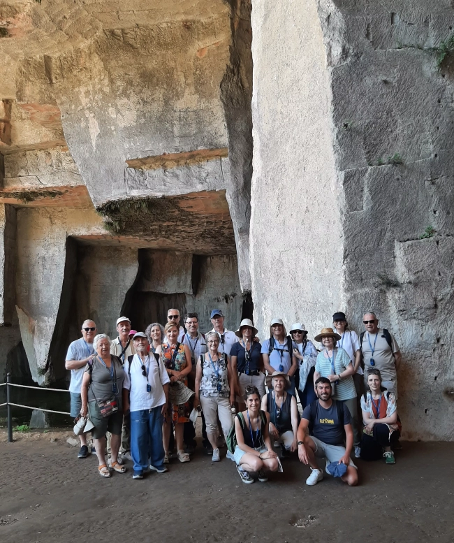 El grup del cinquè viatge a Sicília al Parc Arqueològic de Neàpolis, a Siracusa