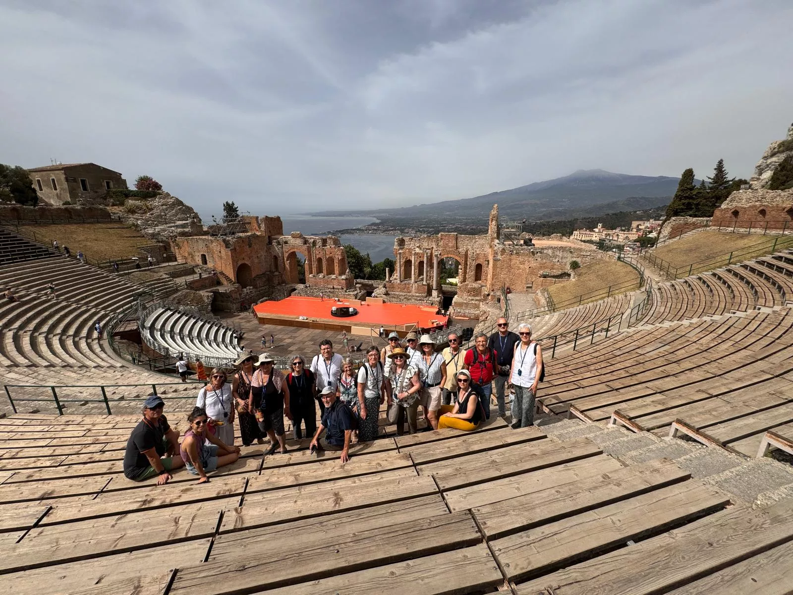 El grup del cinquè viatge 'Sàpiens' a Sicília al teatre de Taormina