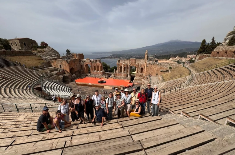 El grup del cinquè viatge 'Sàpiens' a Sicília al teatre de Taormina