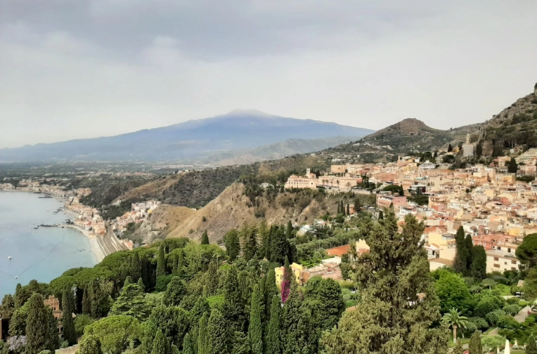 Les vistes de l'Etna des del teatre grec de Taormina