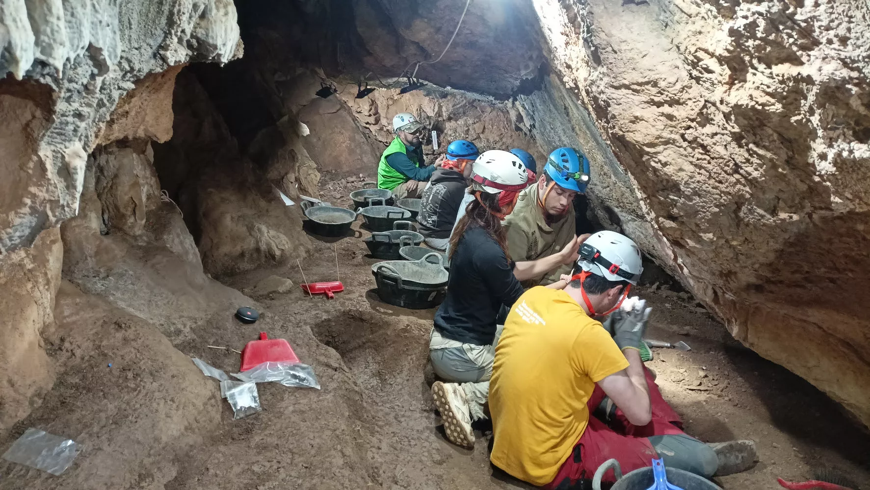 Membres del GAAM durant els treballs a la cova de l'Home Mort