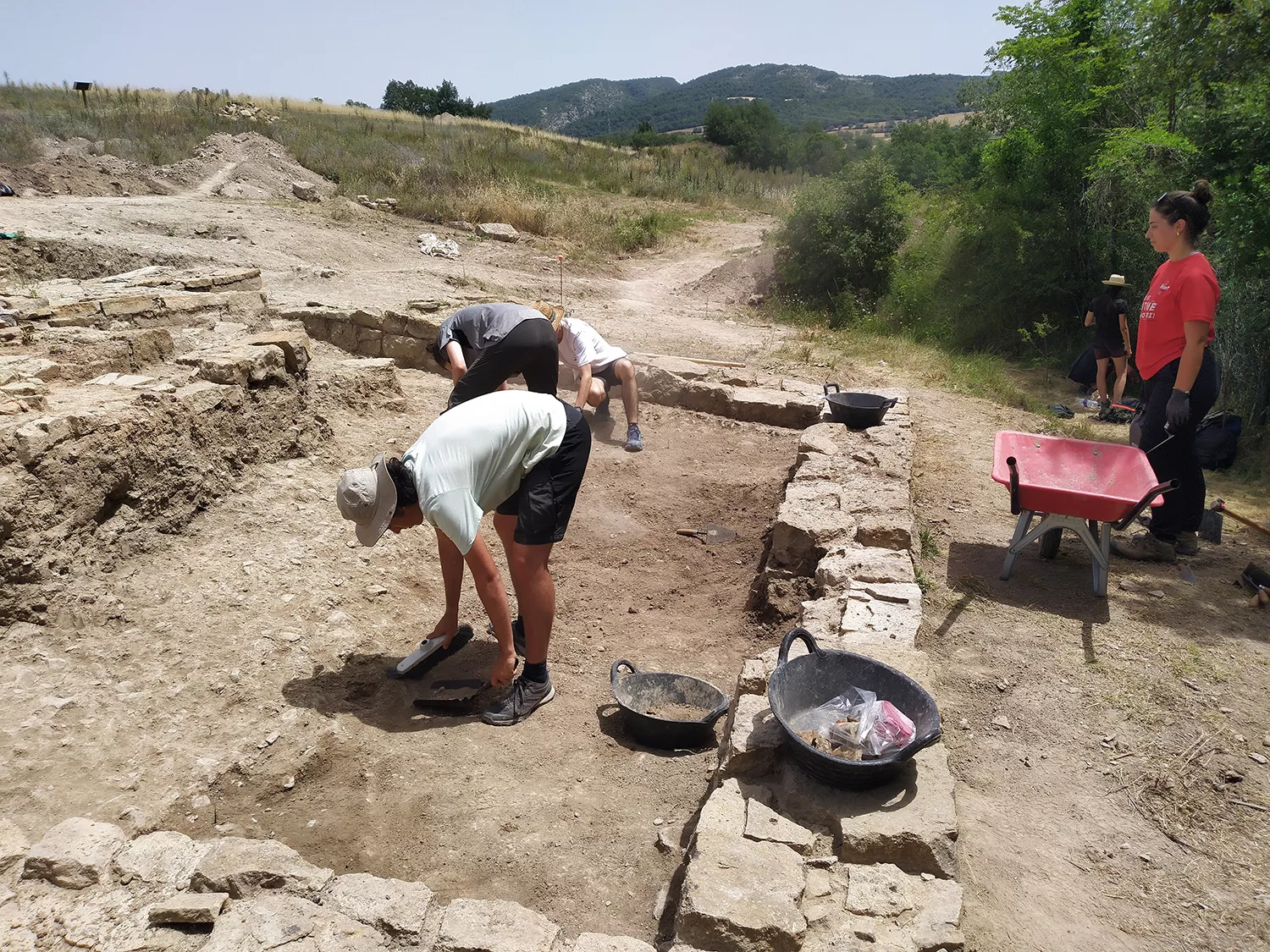 Tasques d'excavació als banys de la vil·la romana de Llorís