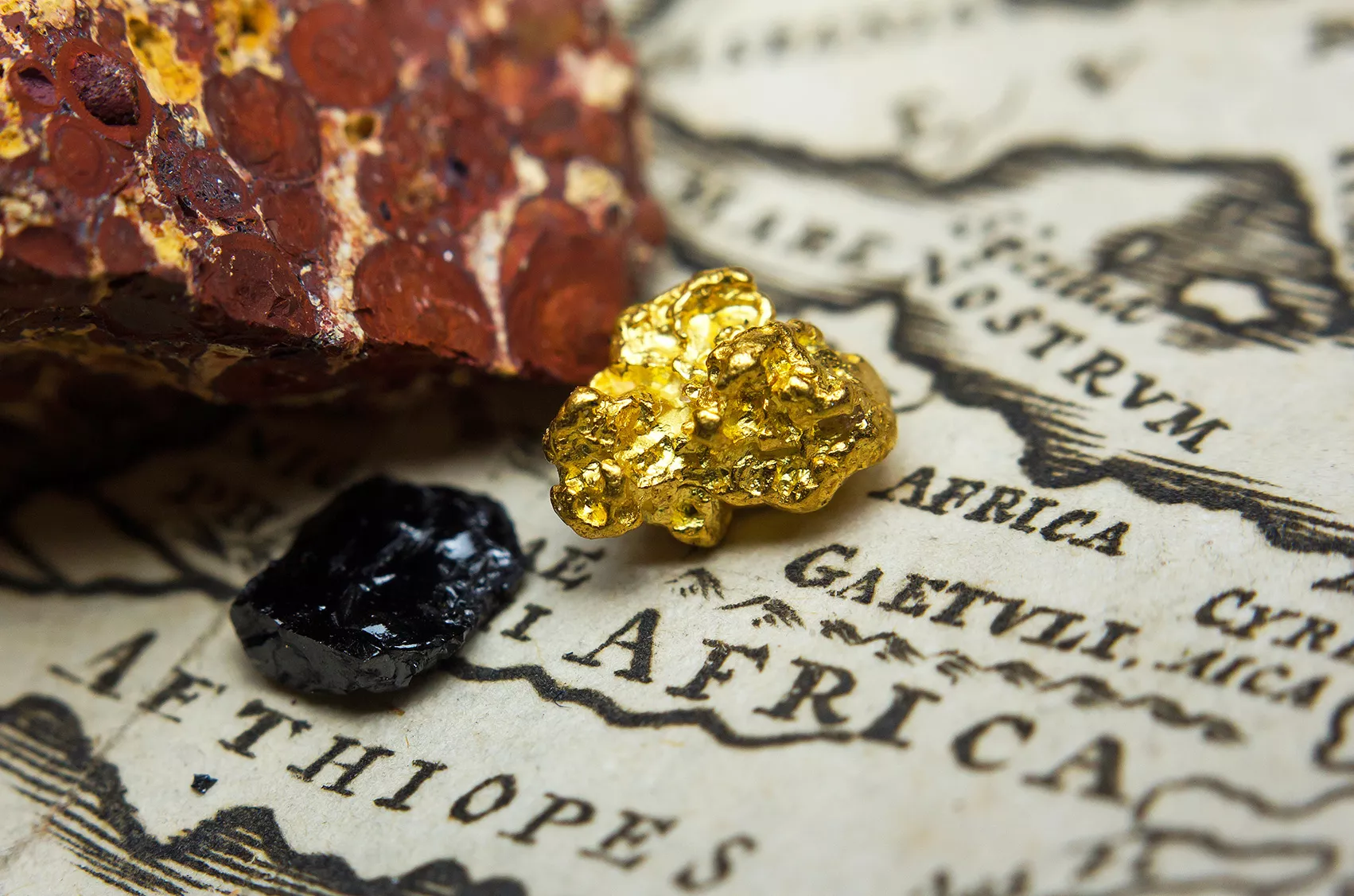 Un 40% de les reserves d’or mundial estan a Àfrica, on, en un primer moment, l’or va simbolitzar l’existència d’imperis poderosos