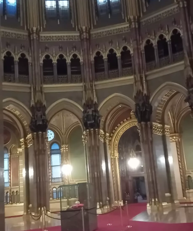 La sala central del Parlament i les joies de la Coronació