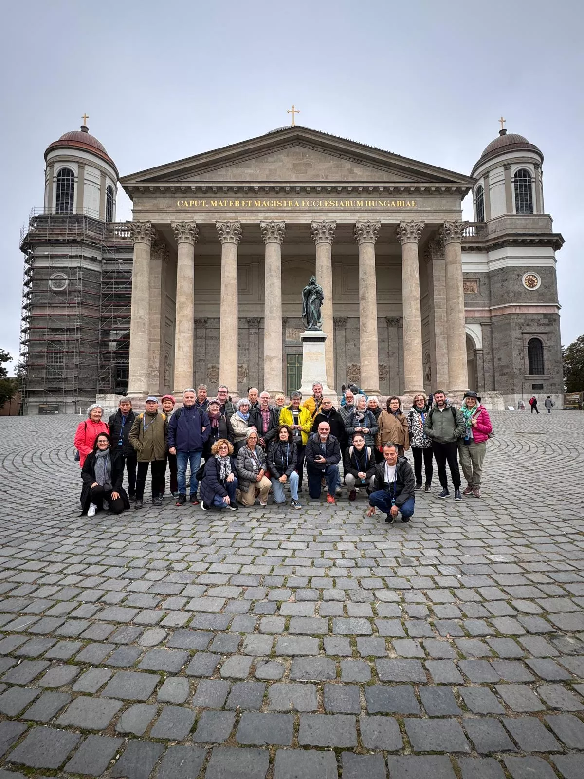 Foto de grup davant la basílica d'Esztergon