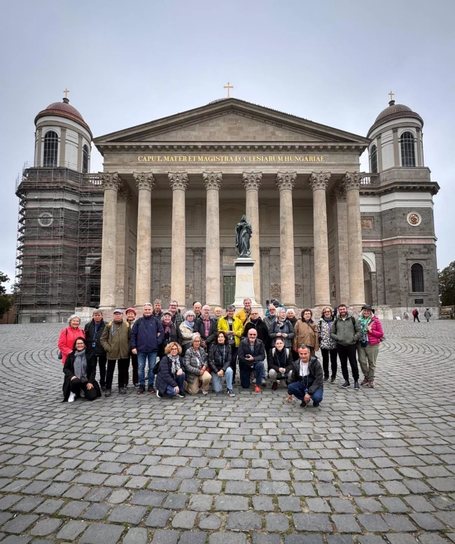 Foto de grup davant la basílica d'Esztergon