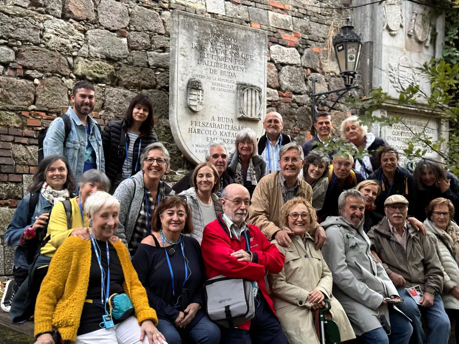 El grup del viatge 'Sàpiens'-Tarannà davant de la placa en record dels 300 catalans que van participar en la recuperació de Budapest el 1686