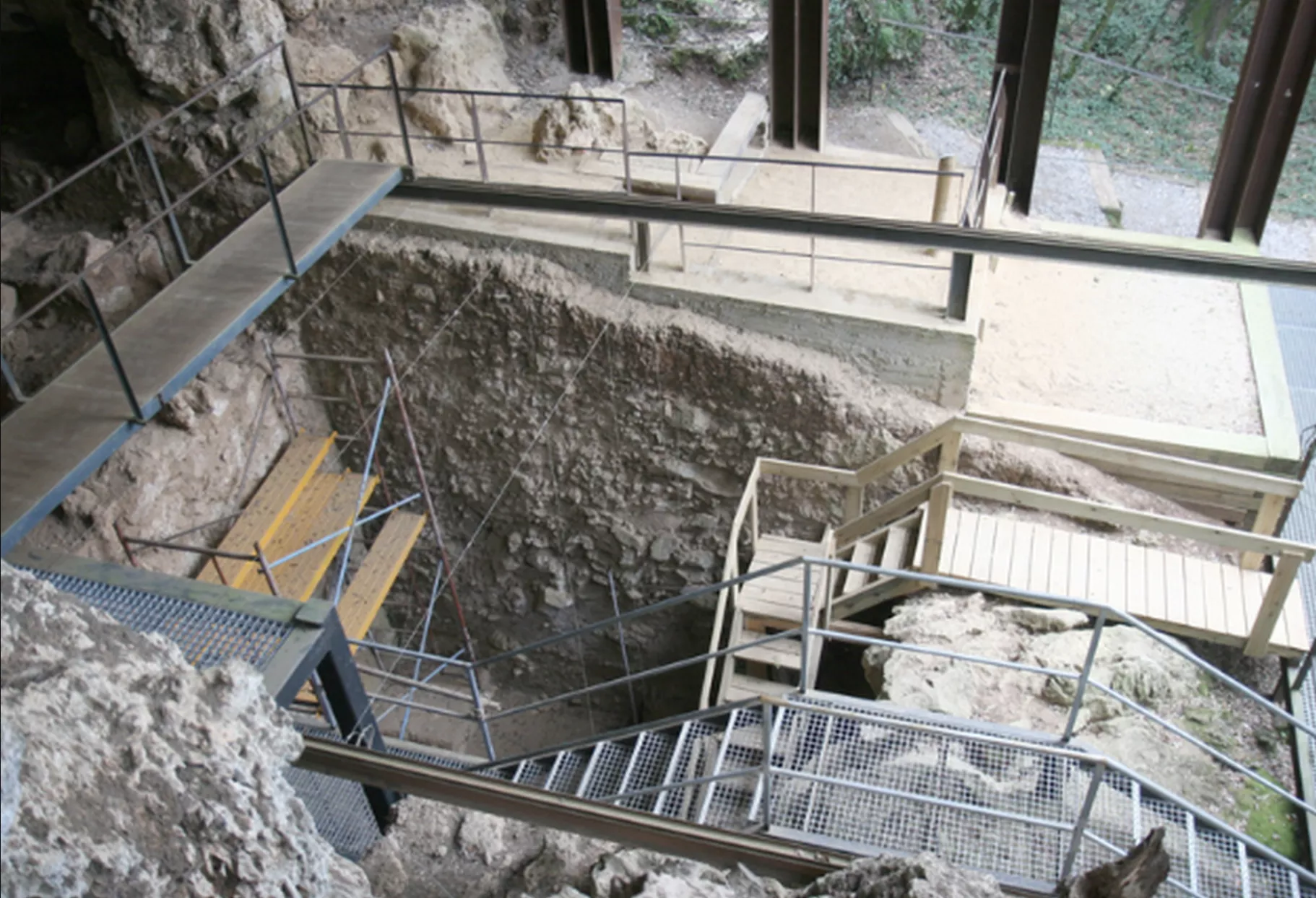 Imatge general del jaciment de la cova de l'Arbreda (Serinyà, Girona)