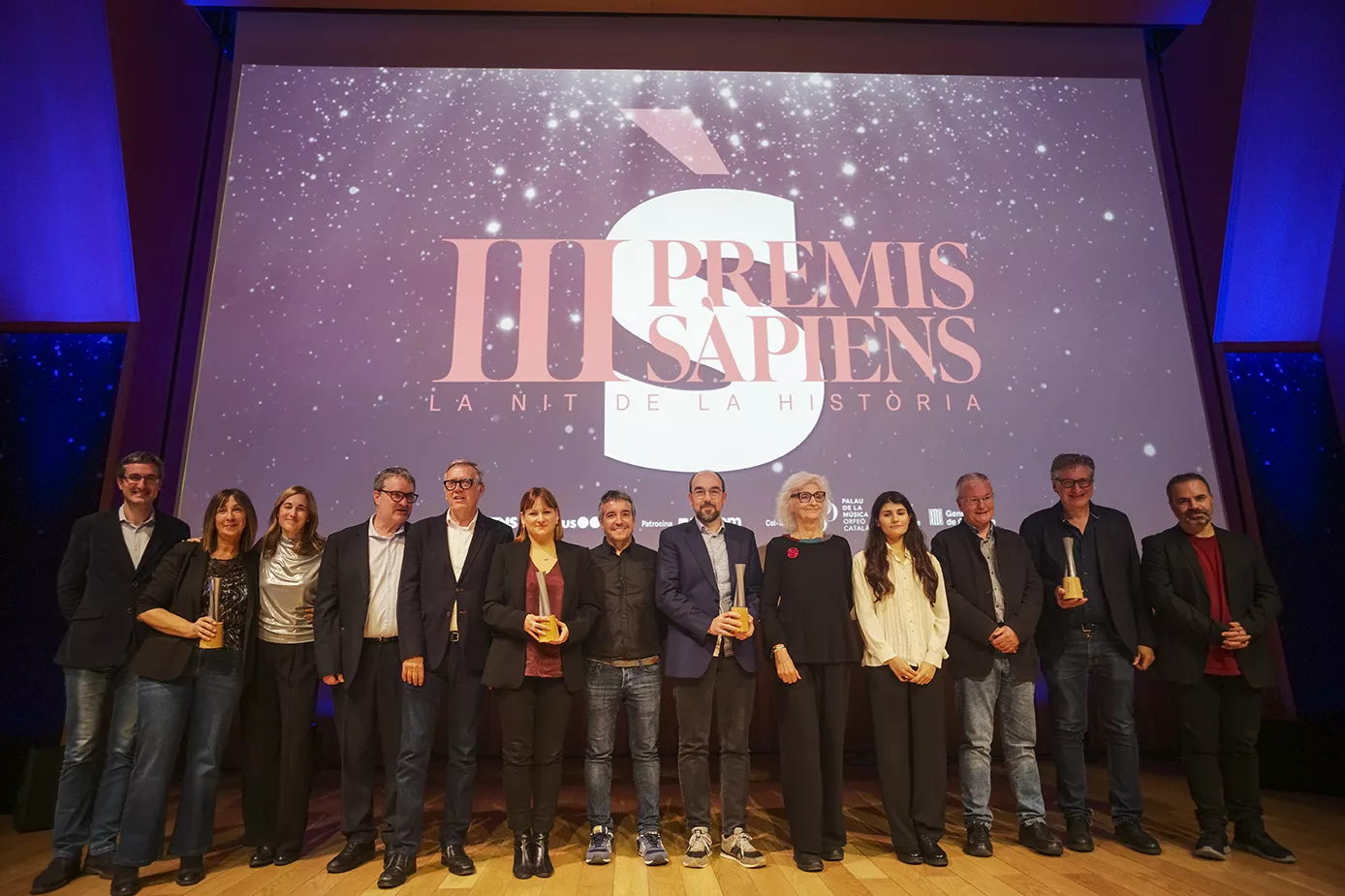 Fotografia final amb tots els premiats de La Nit de la Història 2024