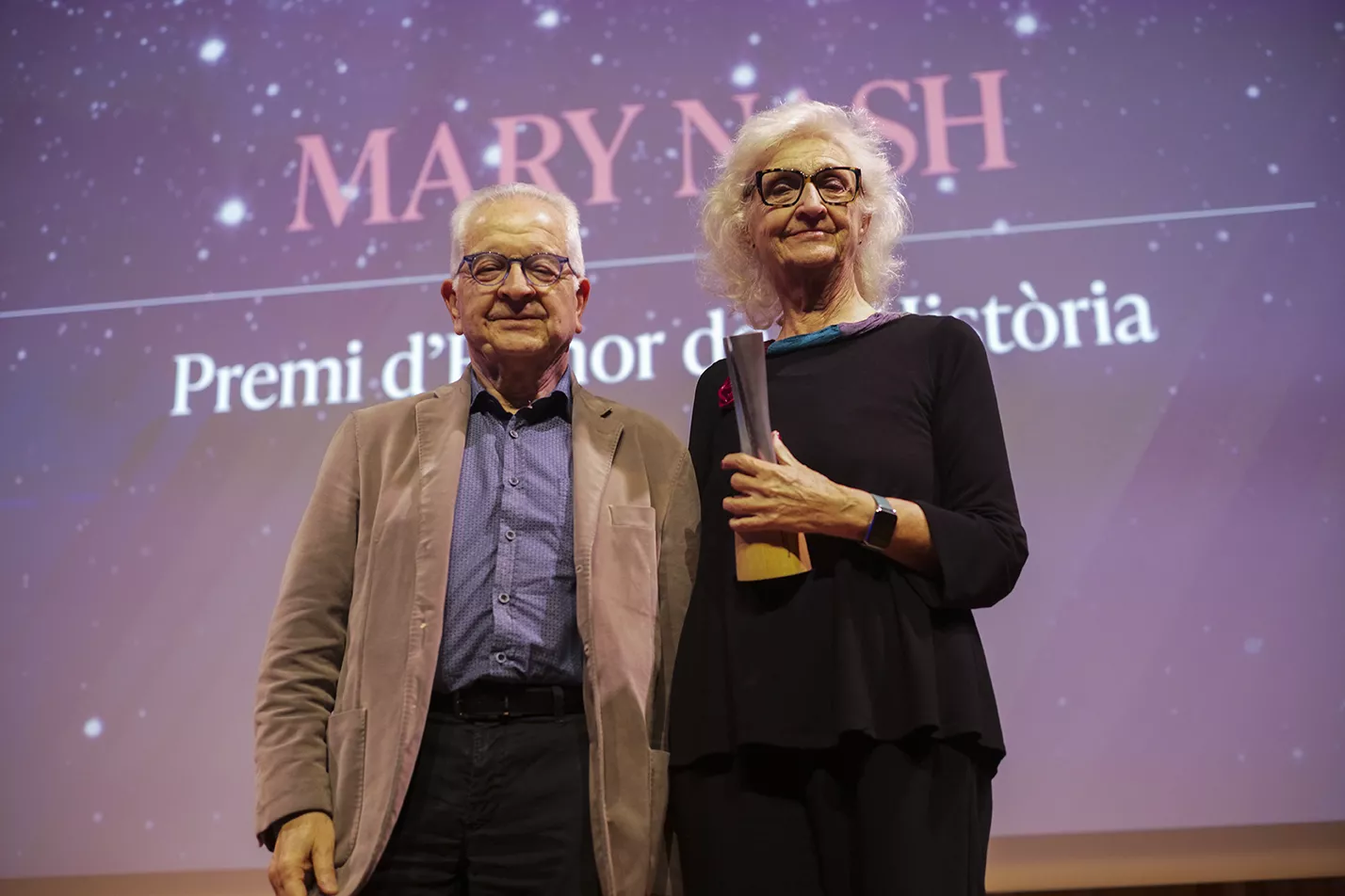 Mary Nash, Premi d'Honor de la Història 2024, i Borja de Riquer, catedràtic emèrit d'Història Contemporània de la Universitat Autònoma de Barcelona i Premi d'Honor de la Història 2023, que li ha fet entrega del premi