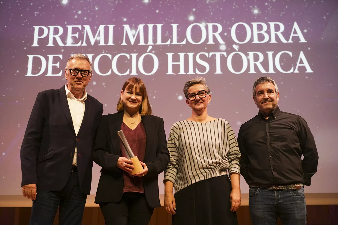 Francesc Escribano, Patricia Font i Albert Val han recollit el Premi a Millor Obra de Ficció Històrica per 'El mestre que va prometre el mar' de mans d'Elisabet Valls, Directora General de Difusió