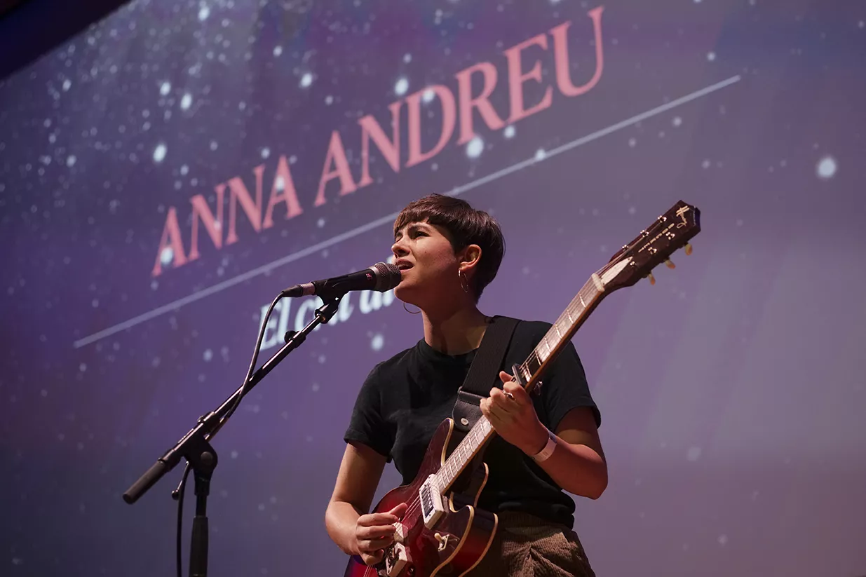 La cantautora Anna Andreu va interpretar diverses cançons durant la gala