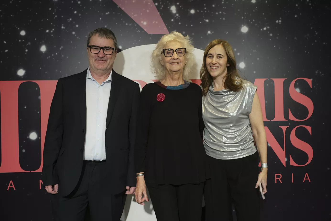 Pública i premiats s'han fotografiat al 'photocall'. En aquest imatge, Jordi Creus, editor de 'Sàpiens' i vicepresident d'Abacus i Clàudia Pujol, directora de la revista, amb Mary Nash al centre