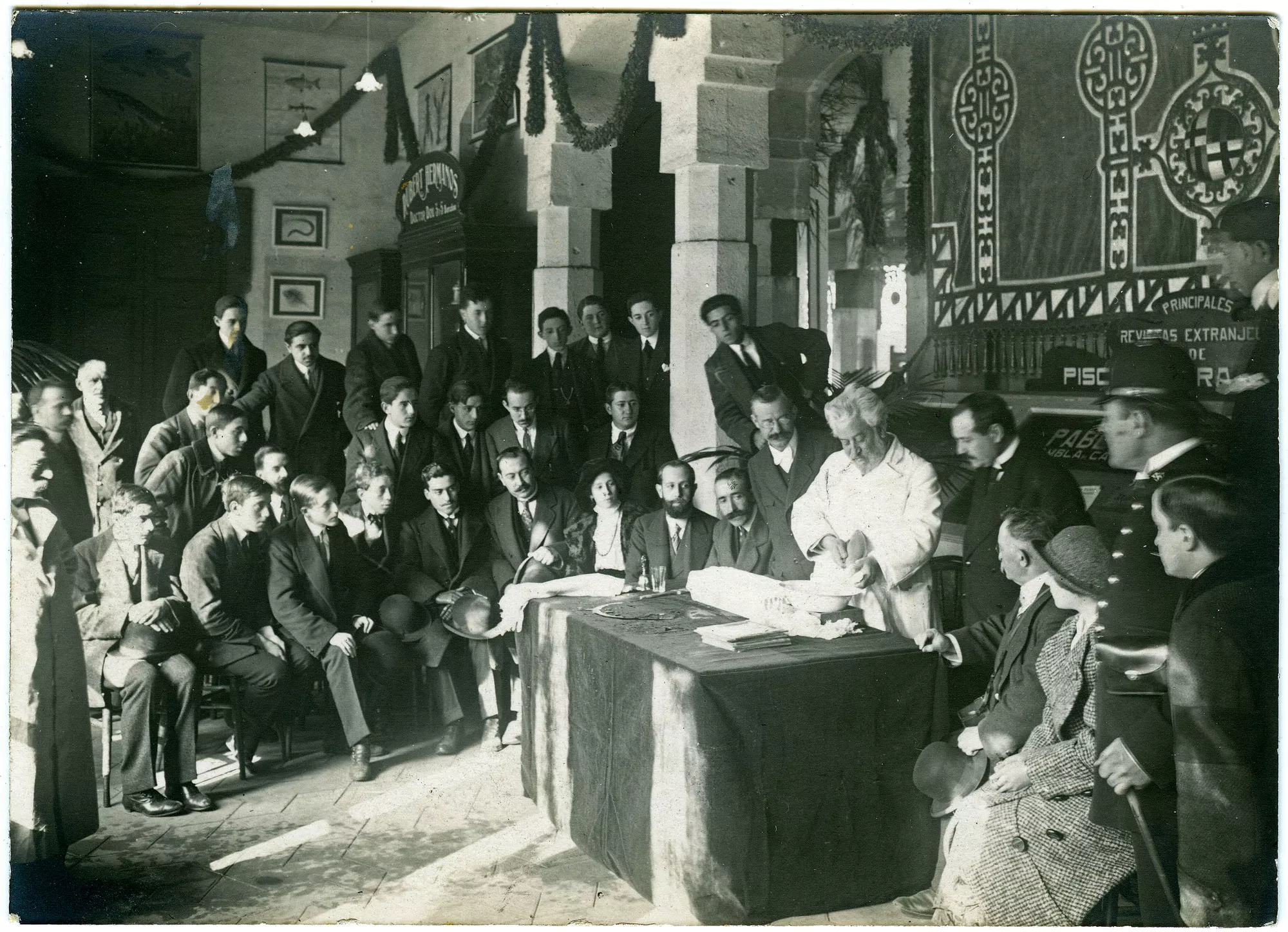 Conferència de Francesc Darder a uns estudiants de Madrid que visitaven Barcelona, el 1914