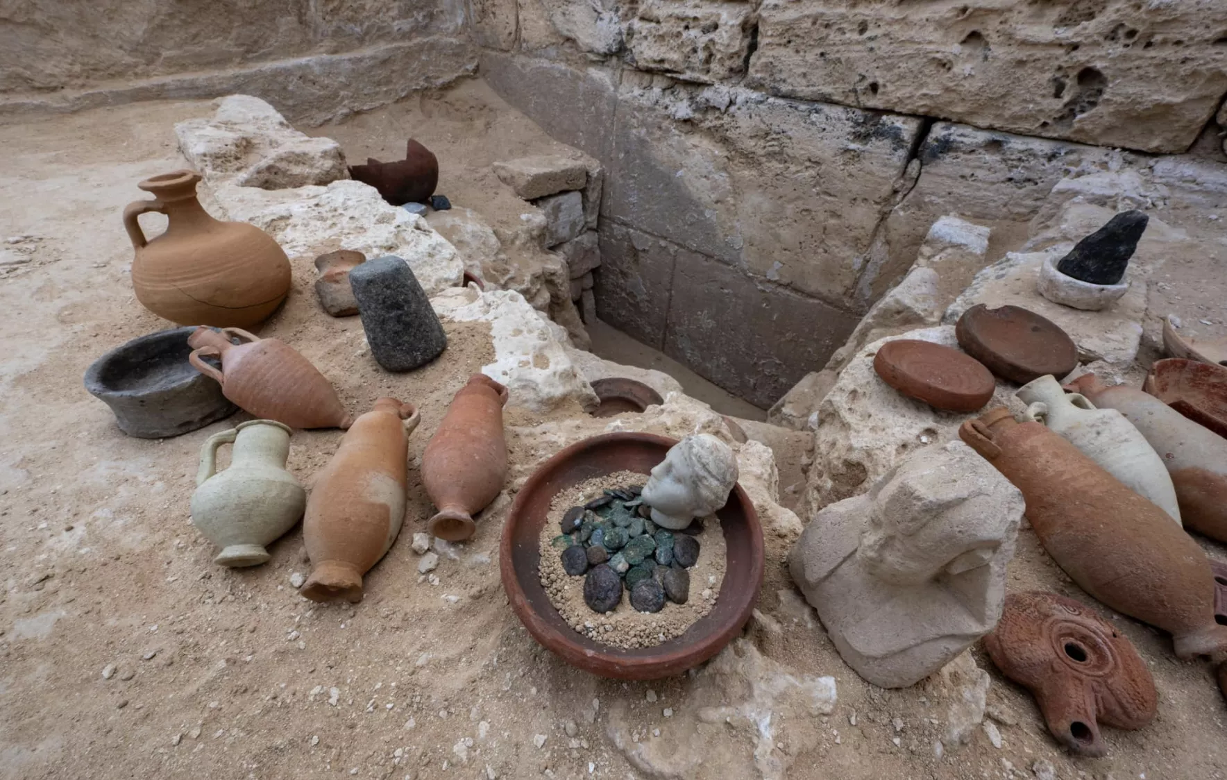 L'estàtua s'ha trobat sota el mur d'un antic temple egipci