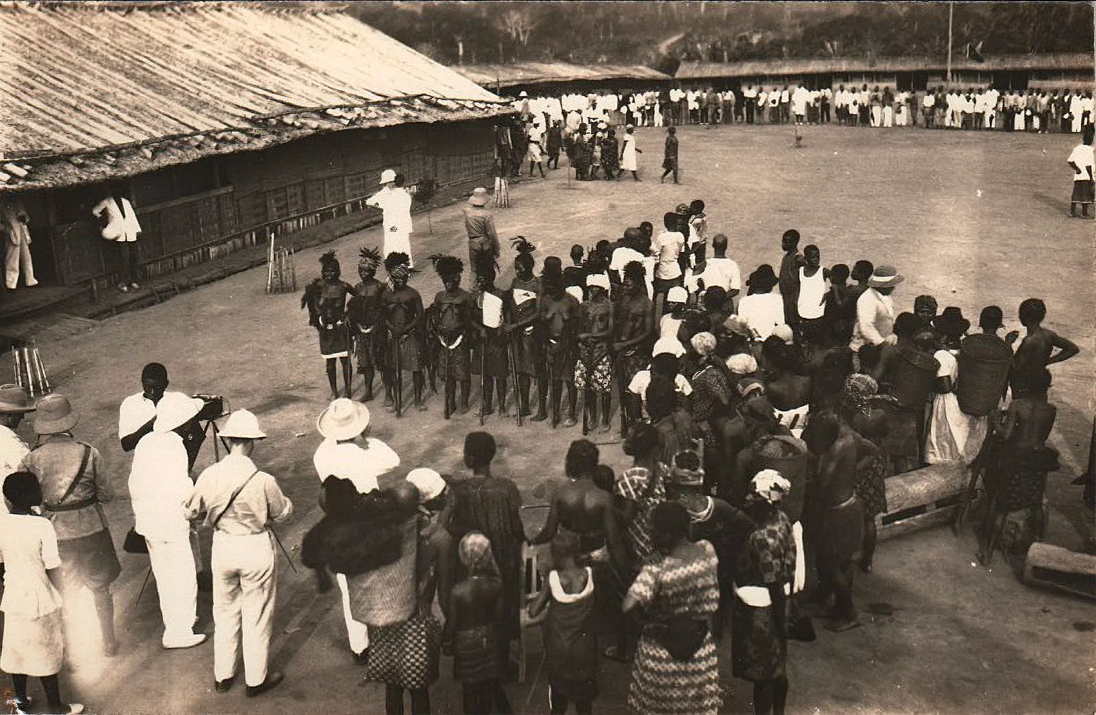 Promoguda per l'aparell estatal franquista, la productora Hermic Films va començar els seus rodatges el 1944, amb una expedició cinematogràfica a Guinea