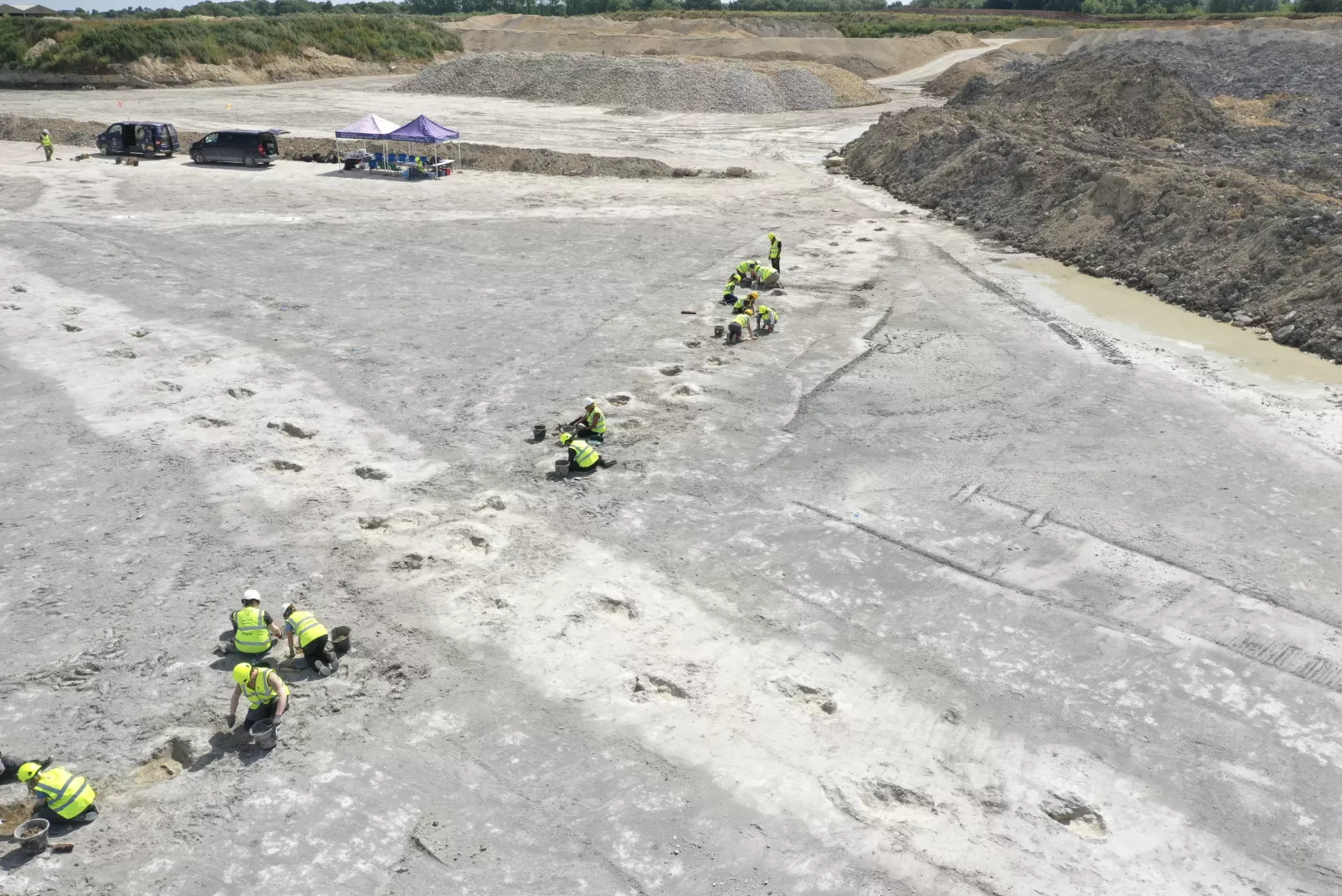 Un grup d'arqueòlegs de les universitats d'Oxford i de Birmingham estudiant la zona