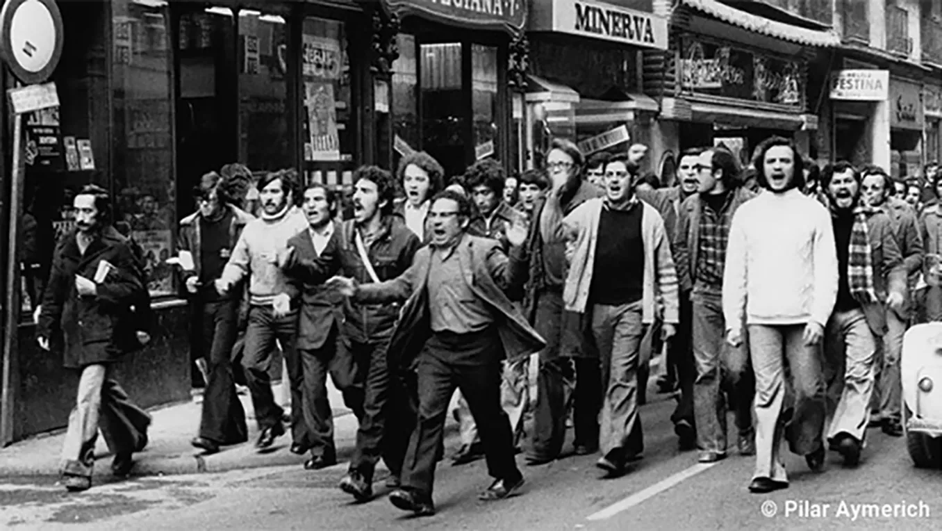 Manifestació pels carrers de Barcelona durant els anys setanta del segle XX