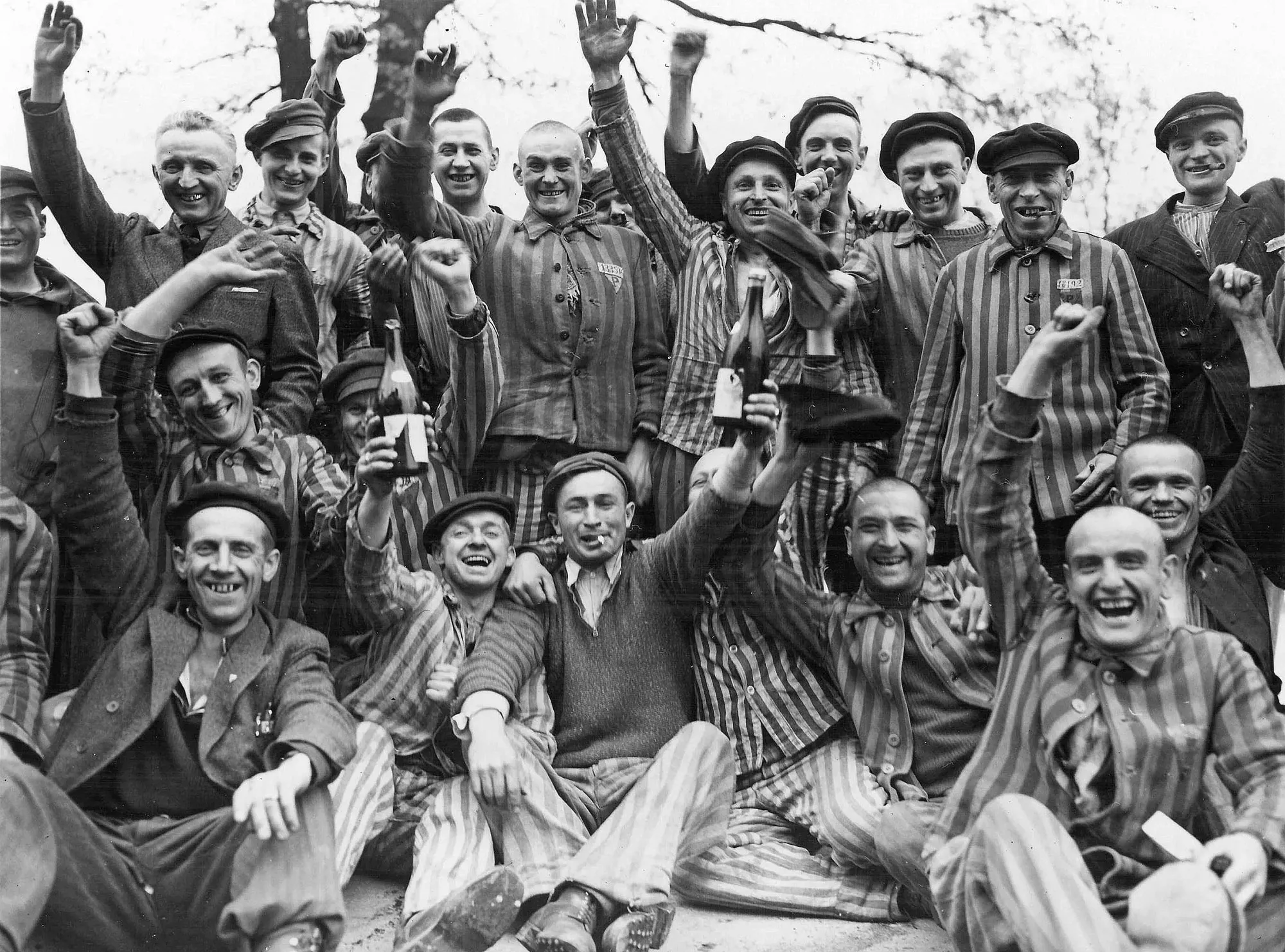 Un grup de presoners del camp de concentració nazi de Dachau, a Alemanya, celebrant l’alliberament