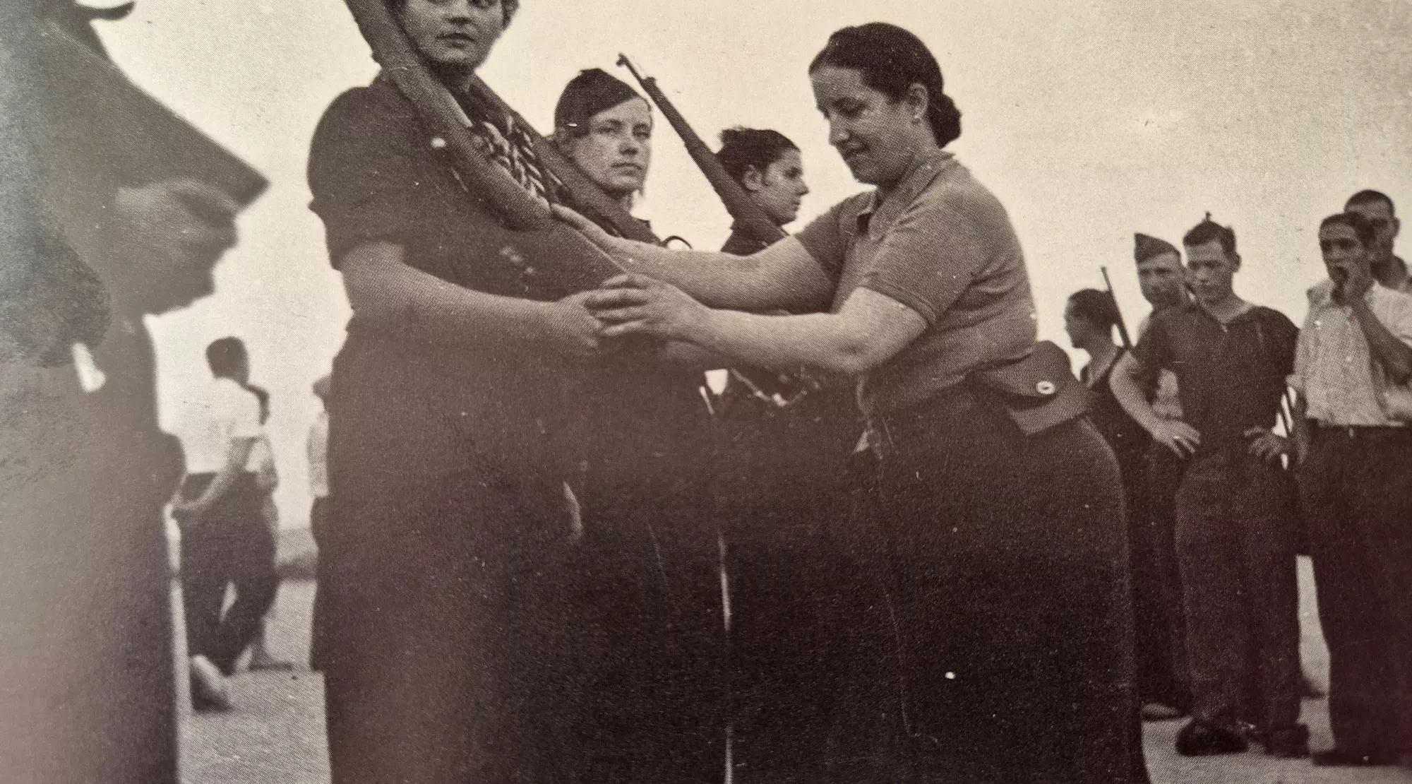 Gavina Viana, impulsora de les Milicies Femenines del PSUC, instrueix un grup de milicianes al Camp de la Bota, l'agost del 1936